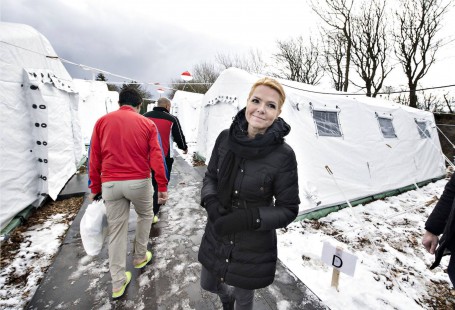 Integrationsministerin Inger Støjberg in einem Zeltlager für Geflüchtete