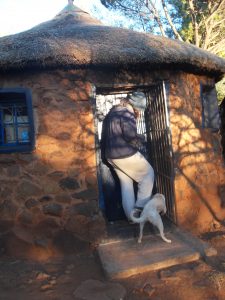 Redakteurin Leona vor ihrer Unterkunft in Lesotho – ihr Erfahrungsschatz wurde deutlich erweitert, doch reicht das zur Rechtfertigung ihres Freiwilligendienstes?