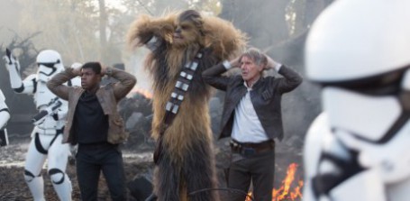 Finn (John Boyega), Chewbacca (Peter Mayhew) und Han Solo (Harrison Ford) Ph: David James © 2015 Lucasfilm Ltd. & TM. All Right Reserved.