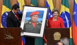 Nicolas Maduro mit der mittlerweile suspendierten brasilianischen Präsidentin Dilma Rousseff hält ein Bild von Hugo Chávez.