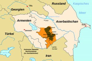 Bergakarabach liegt völkerrechtlich gesehen in Aserbaidschan, de facto wird das Gebiet (braun) aber von Armenien kontrolliert, das auch andere Gebiete Aserbaidschans besetzt hält (orange). Quelle: wikimedia commons Furfur